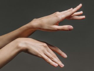 Manichiura japoneză: ce este, de ce funcționează și cum se realizează acasă