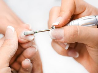 Totul despre freze electrice pentru unghii: ghid pentru salon și acasă