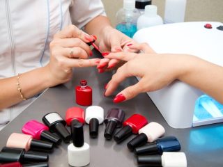 Oja semipermanentă vs. oja clasică: diferențe, rezistență și siguranță