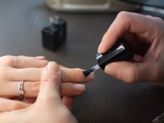Este obligatoriu aplicarea base coat-ului pe unghie? Ghid pentru începătoare